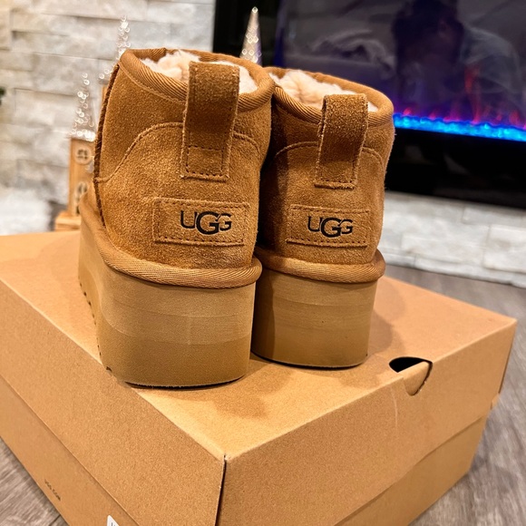UGG W CLASSIC ULTRA MINI PLATFORM- 7 - Picture 2 of 7